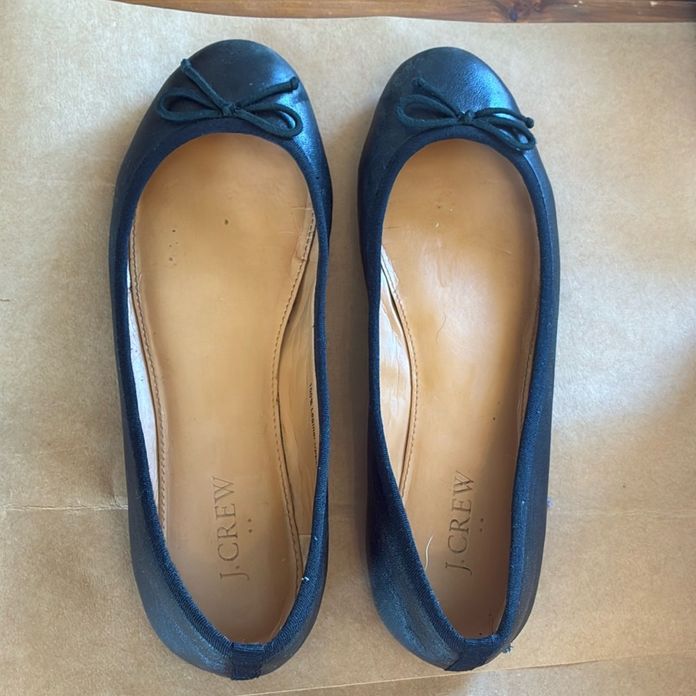 J Crew ballet flats. 100% leather. Cute bow, black. More of a 9.